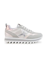 Sneaker atletica grigia con tomaia in sintetico liscio, dettagli metallici e suede testurizzato, dotata di una robusta suola bianca zigrinata per una migliore trazione.