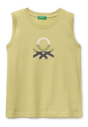 Mouwloos licht olijfgroen shirt met een ronde hals en een gecentreerd abstract logo in beige en zwart tinten.