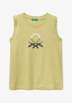 Mouwloos licht olijfgroen shirt met een ronde hals en een gecentreerd abstract logo in beige en zwart tinten.