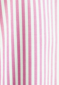 Tessuto a strisce rosa e bianche con un motivo a spina di pesce, caratterizzato da strisce lunghe e corte alternate in una texture liscia.