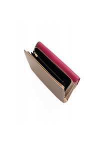 Portafoglio in pelle rosa e beige. Dotato di chiusura con zip, più scomparti e una texture liscia. Interno foderato in tessuto nero.
