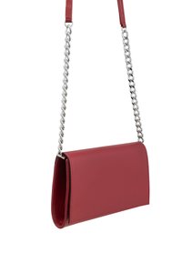 Borsa a tracolla rossa in pelle con tracolla in catena metallica argentata, forma rettangolare, texture liscia e dettagli di cucitura sottile lungo i bordi.