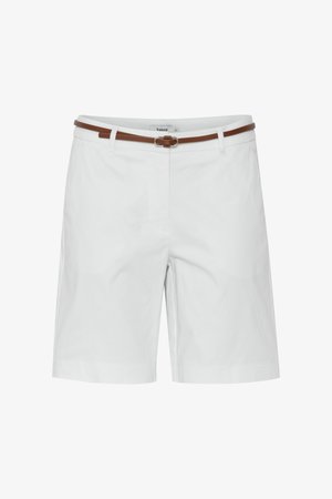 Pantalones cortos blancos a la medida hasta la rodilla, con trabillas y un cinturón delgado de cuero marrón con una pequeña hebilla dorada.