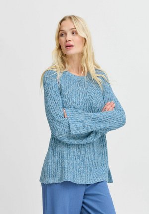 Vaaleansininen neulottu villapaita, jossa on löysä istuvuus, pitkät hihat ja ribbitekstuuri. Ominaisuuksiin kuuluu pyöreä kaula-aukko ja sivuaukot helmassa.