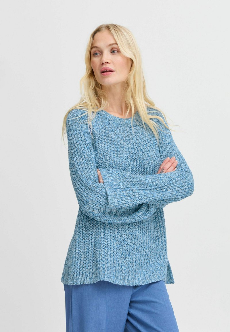 Hellblauer, gestrickter Pullover mit lockerem Schnitt, langen Ärmeln und gerippter Textur. Verfügt über einen runden Ausschnitt und Seitenschlitze am Saum.