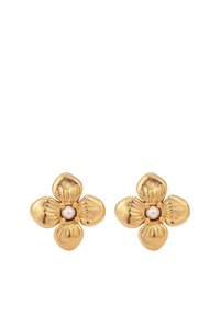 Goldene, blumenförmige Ohrringe mit strukturierten Blütenblättern und einem zentralen Elfenbeinperlendetail. Mit kunstvollen Oberflächenmustern hervorgehoben.