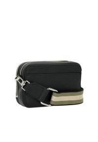 Schwarze Leder-Umhängetasche mit strukturierter Oberfläche, silberner Hardware, doppeltem Reißverschluss und einem beigen Riemen mit "TED BAKER"-Markenaufdruck.