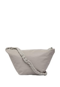 Sac en tissu gris de forme triangulaire, avec une bandoulière froncée et une fermeture éclair. Texture douce et design minimaliste.