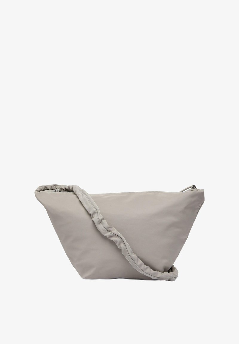 Szara torba o trójkątnym kształcie, z zebranym paskiem i zapięciem na zamek. Miękka tekstura i minimalistyczny design.