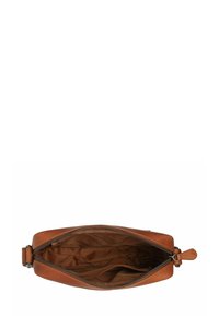 Borsa a mano in pelle marrone con chiusura zip, caratterizzata da un'esterno liscio, un interno foderato e una tracolla laterale per il trasporto.