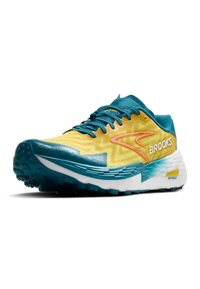 Brooks hardloopschoen met een gele en turkooise mesh bovenwerk, roze accenten, een gestructureerde rubberen buitenzool en een geveerde witte tussenzool.