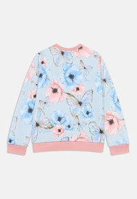 Η φλοράλ φούτερ διαθέτει ανοιχτό γαλάζιο φόντο με ροζ και μπλε λουλούδια και πεταλούδες, σε αντίθεση με το ροζ ribbed τελείωμα και το ντεκολτέ.