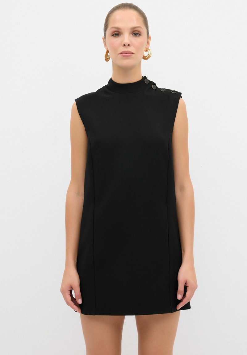 Schwarzes ärmelloses Kleid mit hohem Ausschnitt, seitlichem Knopfdetail und schlanker Silhouette. Glatter Stoff, knielang.