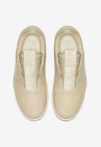 Beige Leder-Sneaker mit durchbrochenem Design, im Slip-On-Stil und mit gepolstertem Zungenbereich. Weiße Gummisohle und dezente Branding-Details.
