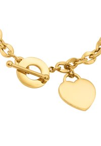 Bracciale in oro con chiusura a barra e charm a forma di cuore. Presenta una finitura liscia e lucida con catene ovali collegate.