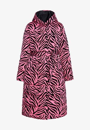 Gepolsterter Mantel mit Kapuze, mit einem pinken und schwarzen Zebra-Streifenmuster, tailliertem Design und seitlichen Taschen. Glatte Textur und knielange Ausführung.