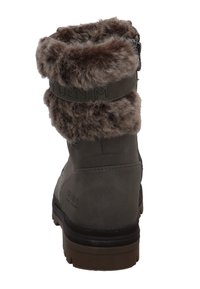 Bottine en cuir synthétique gris avec un bord en fausse fourrure marron et une sangle noire avec logo. Dispose d'une semelle en caoutchouc texturée pour une meilleure adhérence.