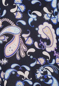 Tecido azul marinho com intrincados padrões paisley e florais em azul claro, rosa e creme, com detalhes finos e uma aparência texturizada.