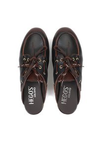 Brązowe skórzane buty z czarnym noskiem, czekoladowymi brązowymi akcentami, oczkami i brązowymi sznurowadłami. Wkładka posiada branding "HEGO'S MILANO".