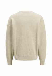 Suéter de color beige claro acanalado, de corte oversize, con hombros relajados, puños anchos, con cuello redondo y tela texturizada.