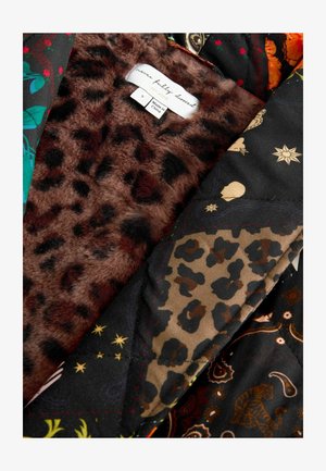 Prošívaná bunda s hnědým umělým kožichem na límci, černým leopardím vzorem na vnější straně a různými barevnými vzorovanými doplňky. Viditelné štítky.