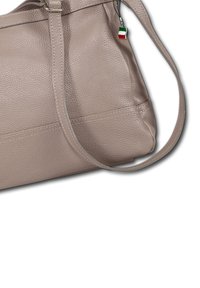 Beige Lederhandtasche mit strukturiertem Finish, ausgestattet mit einem einzigen Tragegurt und einem dekorativen Charme in Form der italienischen Flagge. Minimalistisches Design mit subtilen Nähten.