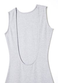 Vestido gris sin mangas con un profundo escote en la espalda, hecho de una tela suave y elástica. Presenta una textura lisa y un diseño sencillo sin patrones visibles.