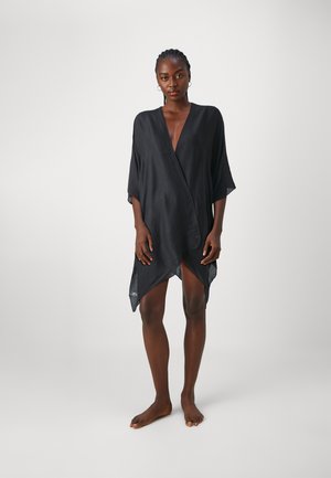 Kimono noir enveloppant fabriqué en tissu léger, doté de manches larges, d'un décolleté en V profond et d'une ourlet asymétrique.