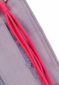Materiale in denim viola con orlo sfrangiato, caratterizzato da lacci rosa. Il tessuto ha un aspetto testurizzato ed è realizzato con cuciture dettagliate.
