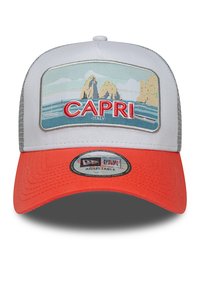 Casquette de baseball réglable avec un avant blanc et une visière orange. Présente un "CAPRI" brodé et un motif pittoresque de falaises et d'eau.