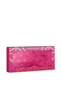 Confezione rosa con una finestra trasparente, che mostra una maschera per gli occhi in seta cristallizzata decorata con piccole embellishments argentati.