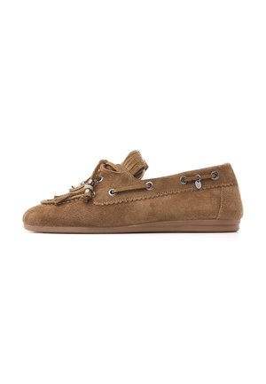 Mocassin en daim marron avec lacets en cuir, pampilles, œillets métalliques et semelle plate en caoutchouc, présenté de profil.