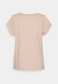 Camiseta de manga corta, ligera, en color beige, con cuello redondeado y corte relajado. Tejido suave y detalle de dobladillo curvado.