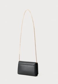Borsa a busta nera in pelle con forma rettangolare, corpo piatto e lunga tracolla in oro. Texture liscia con dettagli minimi.