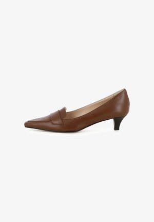 Bruine leren pump met puntige neus en lage hak, voorzien van een band over de wreef. Glad oppervlak en minimalistisch ontwerp.