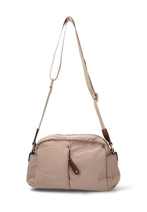Bolso de tela cruzado beige con una textura suave, cierre de cremallera y acentos de cuero marrón. Cuenta con un bolsillo frontal y una correa ajustable.
