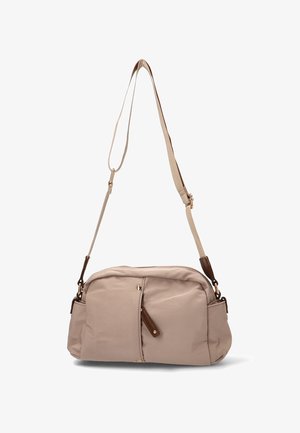 Bolso de tela cruzado beige con una textura suave, cierre de cremallera y acentos de cuero marrón. Cuenta con un bolsillo frontal y una correa ajustable.