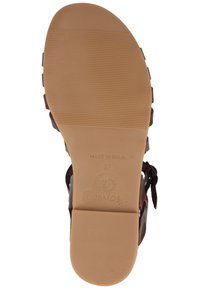 Sandal marrone con una suola in gomma testurizzata. Presenta una parte superiore liscia e morbida e cuciture visibili. Le incisioni sulla suola indicano il brand e l'origine.