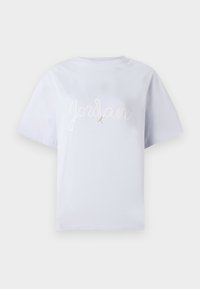 Witte T-shirt met korte mouwen, met "Jordan" geschreven in kleine witte stippen over de borst en een klein gouden Jumpman-logo onder de tekst.