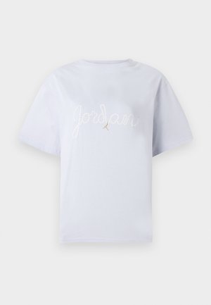 Valge lühikeste varrukatega T-särk, millel on rinna kohal väikeste valgete punktidega kirjutatud "Jordan" ja allpool tekstile väike kuldne Jumpmani logo.