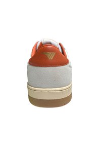 Sneaker bianco con un corpo grigio testurizzato, linguetta in pelle arancione sul tallone e dettaglio del logo dorato. Suola in gomma con un accento marrone chiaro.