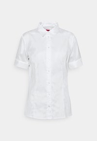 Chemise blanche à manches courtes en tissu lisse. Elle présente un col pointu, une fermeture à boutons sur le devant, et une coupe ajustée avec des coutures latérales.