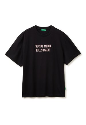 T-shirt noir à manches courtes avec texte rose clair « SOCIAL MEDIA KILLS MAGIC » centré sur la poitrine sur fond blanc.