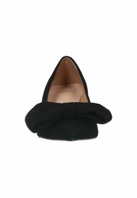 Zwarte su�ède ballerina's met een puntige neus en een strikaccent aan de voorkant. Zachte textuur, geen zichtbare hardware, en een beige binnenvoering.