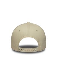 Beige Baseballcap mit einem gebogenen Schirm, flacher Rückseite, Stofftextur und einem verstellbaren Plastikband mit Lochungen zur Größenanpassung.