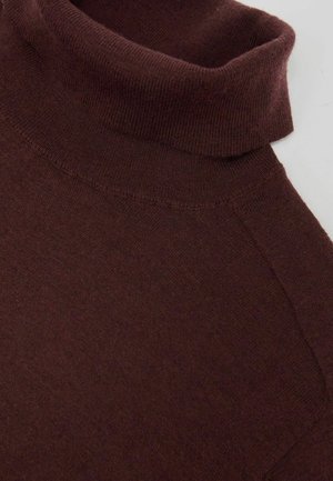 Hnedý rolákový sveter s jemným, textúrovaným pletením. Má vysoký golier a raglánové rukávy, čo predstavuje uvoľnený, priliehavý dizajn.