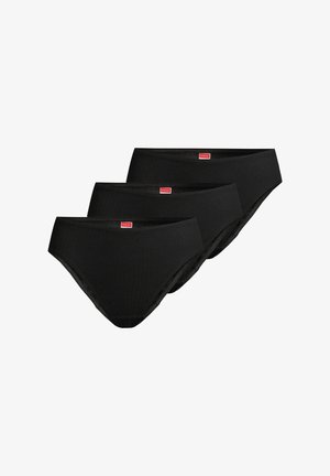 Schwarze Baumwollslips in einer gerippten Textur, mit einem glatten Bund und einem roten Markenlabel, verkauft im Dreierpack.
