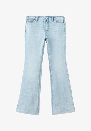 Jean en denim bleu clair avec une coupe évasée aux jambes, poches avant, fermeture par bouton et passants de ceinture sur fond blanc.