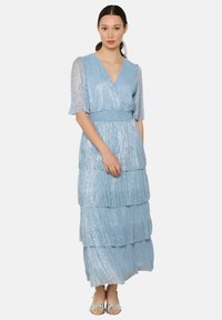 Jasnoniebieska, warstwowa sukienka maxi z krótkimi, przezroczystymi rękawami i dekoltem w kształcie litery V, z teksturowanym, połyskującym materiałem oraz dopasowanym pasem.