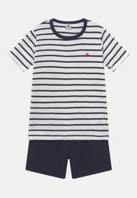 T-shirt en coton rayé avec bordure bleu marine et petit logo rouge, associé à un short uni bleu marine. Vêtements décontractés confortables pour enfants.